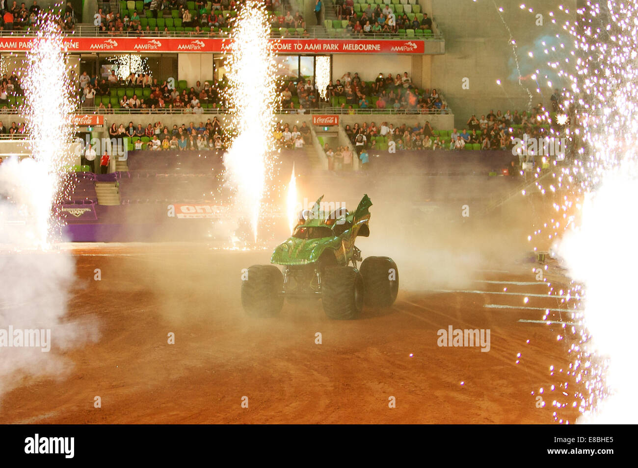 Melbourne, Victoria, Australie, Australie. 4ème Oct, 2014. SCOTT LIDDYCOAT Souffle du dragon de conduite entre dans l'arène au cours de la 2014 Monster Jam à l'AAMI Park, Melbourne, Australie. Crédit : Tom Griffiths/ZUMA/Alamy Fil Live News Banque D'Images