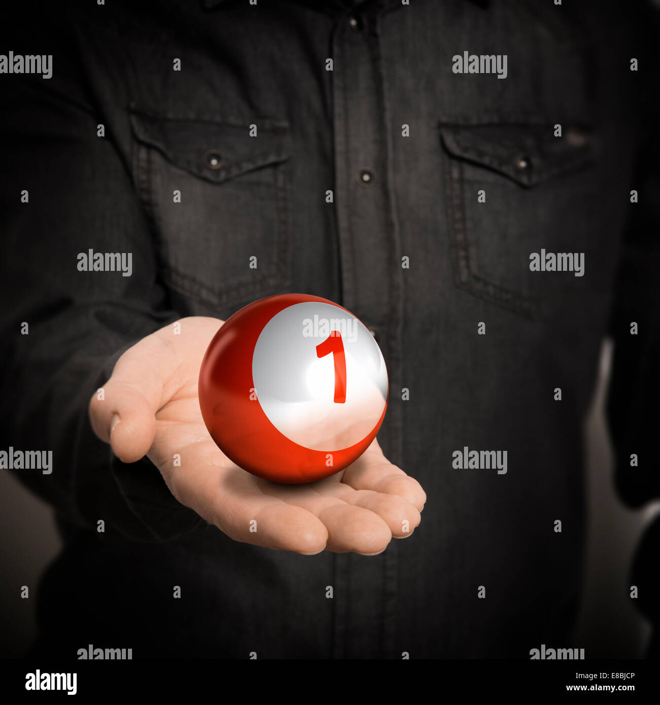 Man hand holding red ball avec un nombre plus blackbackground, concept de droit pour l'illustration de leader. Banque D'Images