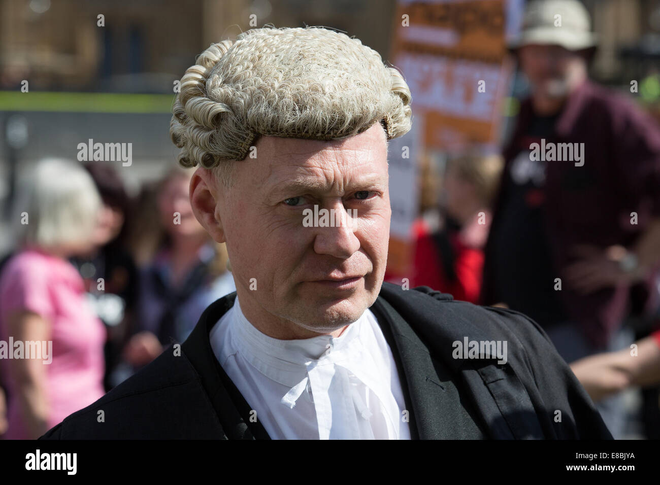 Les avocats et les agents de probation manifester devant le Parlement contre le ministère de la Justice du nouveau 'Contrat' Frais et arrangements. Sens, les personnes accusées d'un crime qui ne peuvent pas se payer un avocat ne sera pas obtenir justice. En vedette : avocat protestant où : London, Royaume-Uni Quand : 01 Avr 2014 Banque D'Images