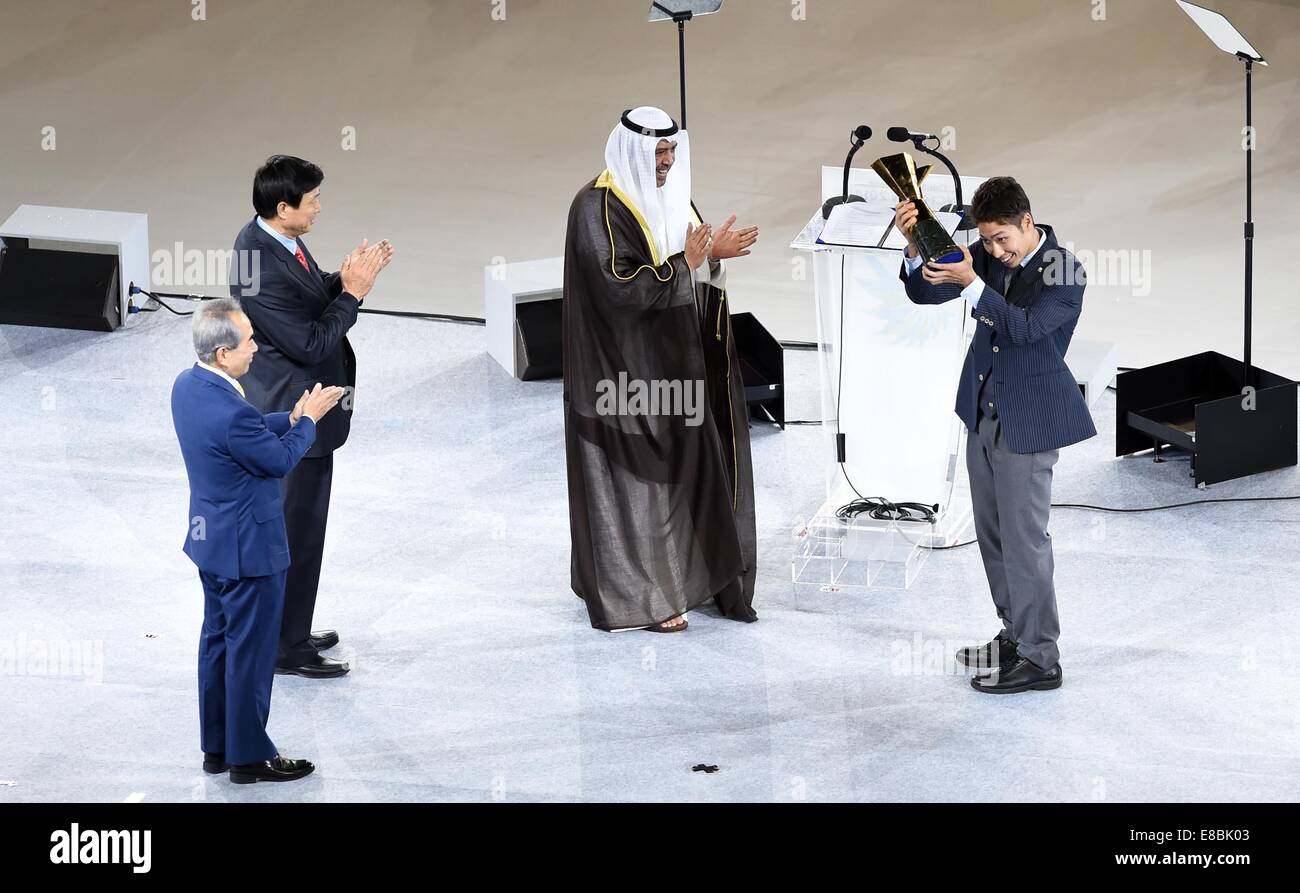 Incheon, Corée du Sud. 4ème Oct, 2014. Kosuke Hagino (R) du Japon reçoit le prix du joueur le plus utile (MVP) de la 17e Jeux asiatiques au cours de la cérémonie de clôture à l'Asiad Stade Principal d'Incheon en Corée du Sud, Corée du Sud, le 4 octobre 2014. Credit : Ye Pingfan/Xinhua/Alamy Live News Banque D'Images