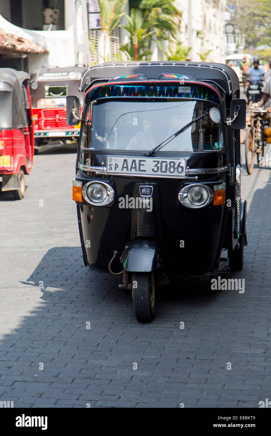 Auto rickshaw ou tuk-tuk dans les rues de Galle, Sri Lanka Banque D'Images