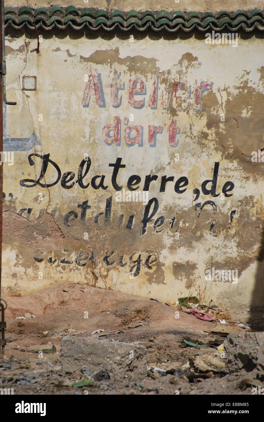 Le Maroc. Fès.. Mur peint. Libellé en français.la décoloration de la peinture. Banque D'Images