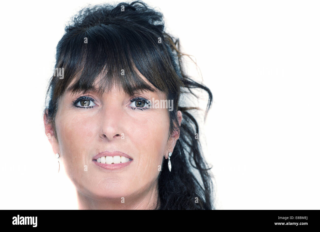 Femme en 50s à la caméra en souriant. Isolé sur fond blanc. Banque D'Images