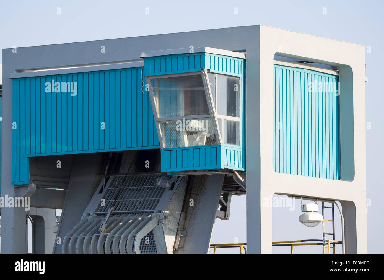Cabine de contrôle industriel d'une porte d'Écluse Banque D'Images