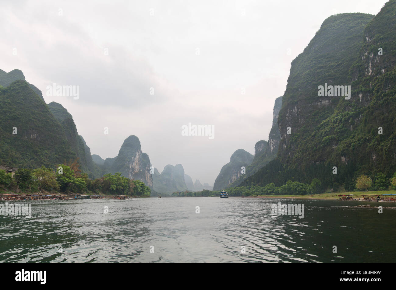 Panorama de la vallée de la rivière Lea entre les grandes collines karstiques de la province de Guangxi Banque D'Images