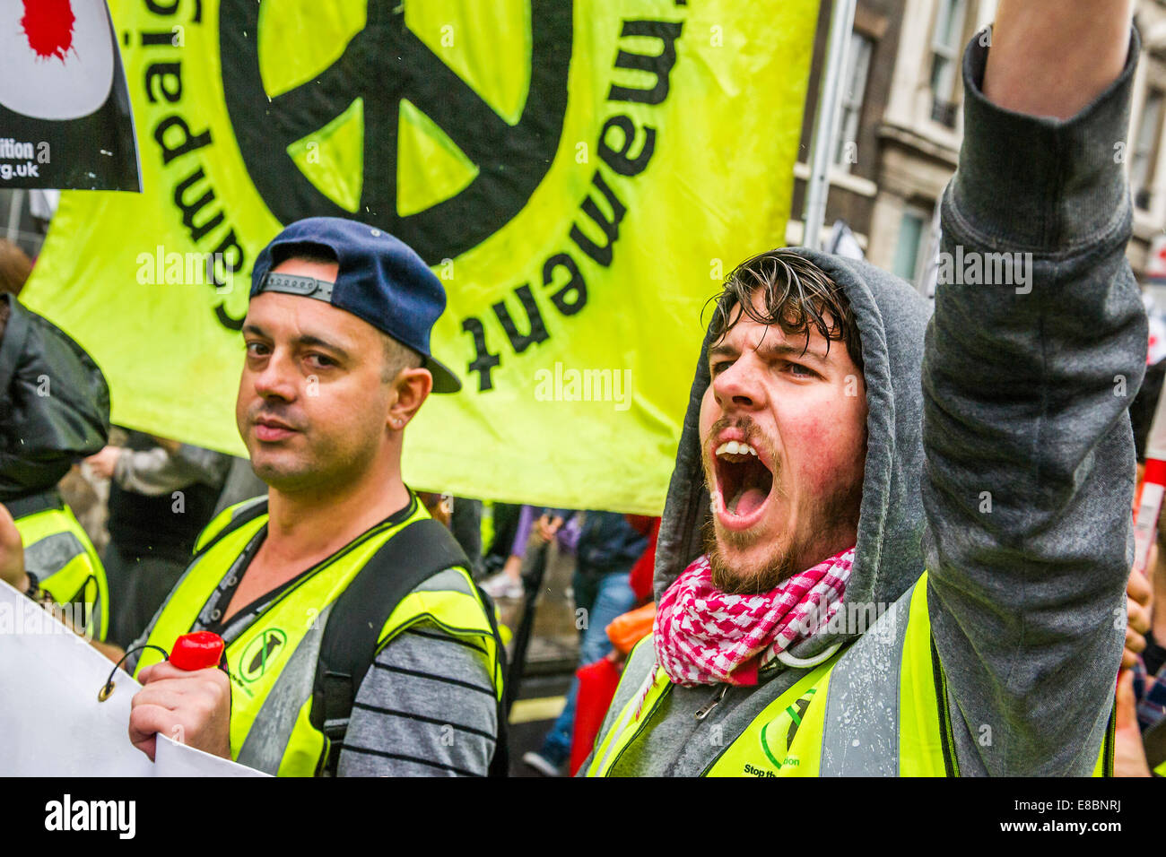 Londres, Royaume-Uni. 4 octobre, 2014. Arrêt des bombardements de l'Irak - n'attaque pas la Syrie et démonstration de mars Temple Place à Downing Street. Ici ils sont à Whitehall. Organisé par la Coalition contre la guerre. Westminster, London, UK 4 Oct 2014 Crédit : Guy Bell/Alamy Live News Banque D'Images