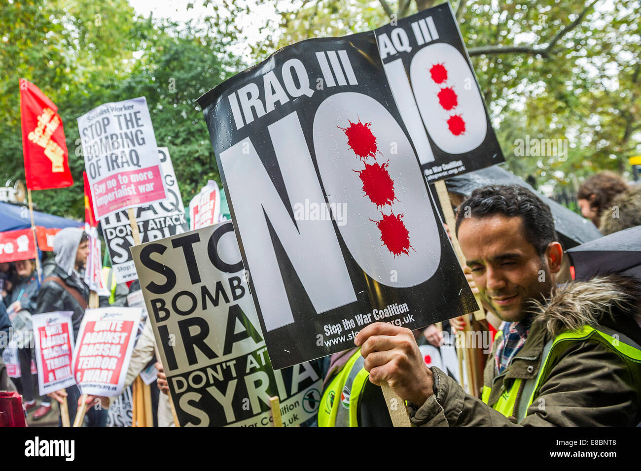 Londres, Royaume-Uni. 4 octobre, 2014. Arrêt des bombardements de l'Irak - n'attaque pas la Syrie et démonstration de mars Temple Place à Downing Street. Organisé par la Coalition contre la guerre. Westminster, London, UK, 4 Oct 2014. Crédit : Guy Bell/Alamy Live News Banque D'Images