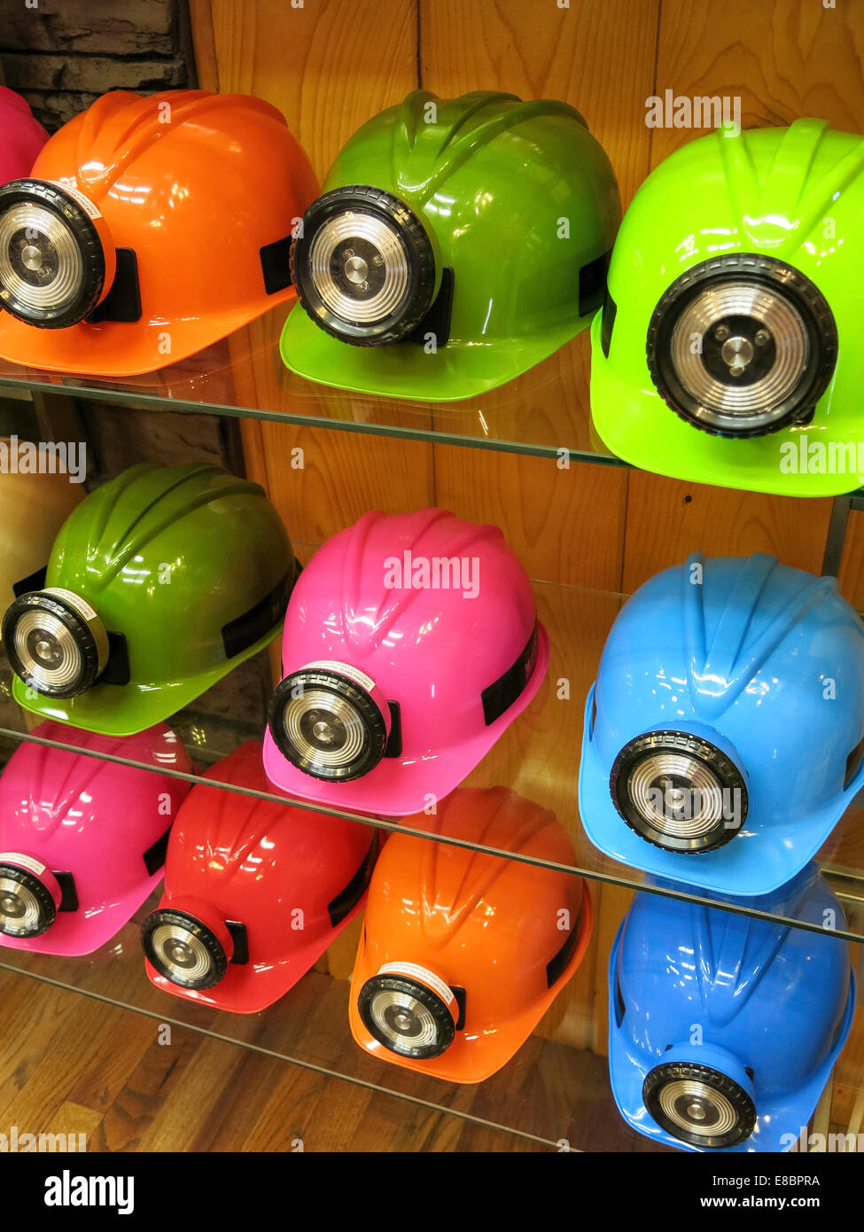 Les casques de plastique en couleur avec les mineurs, appliques, Drug Store, Wall, South Dakota, USA Banque D'Images
