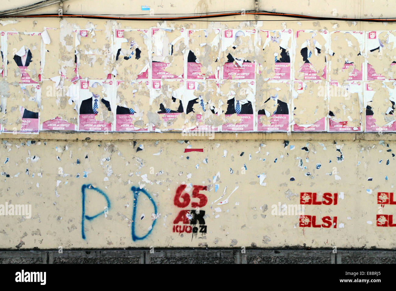 Déchiré par la moitié des affiches électorales et graffiti de l'élection générale de juin 2013 sur un mur à Berat, Albanie Banque D'Images