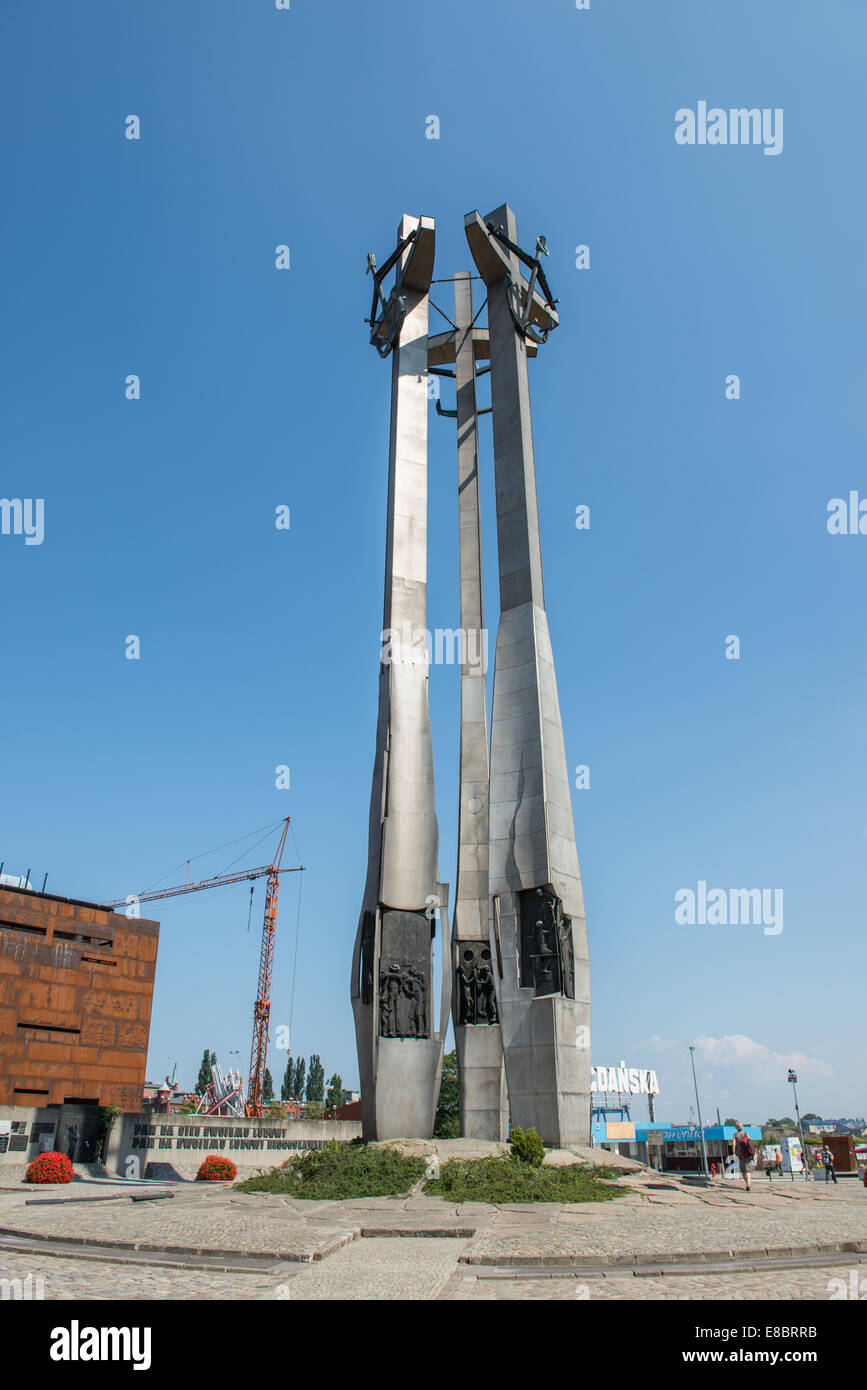Monument aux morts de 1970 travailleurs des chantiers navals et du centre de la solidarité européenne à côté de la célèbre gate no. 2 au chantier naval de Gdansk Banque D'Images