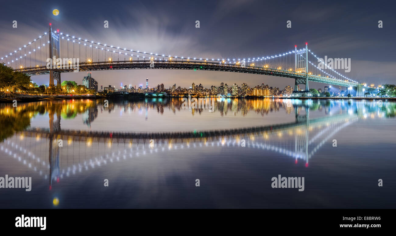 Triboro Bridge at night, reflétée dans l'East River, à Astoria, Queens, New York Banque D'Images