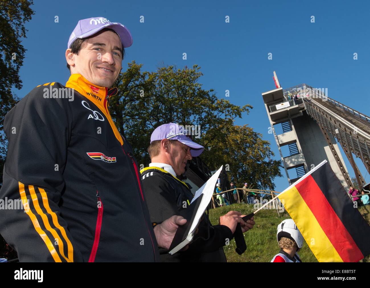 Ancienne et entraîneur Martin Schmitt se distingue par le saut de 60 mètres dans la région de Bad Freienwalde, Allemagne, 4 octobre 2014. Il s'agit de l'emplacement de l'Milka-Schuelercup (élève de tasse), le test de référence des meilleurs jeunes cavaliers 42 ski de l'Allemagne et la Pologne. Photo : Patrick Pleul/dpa Banque D'Images