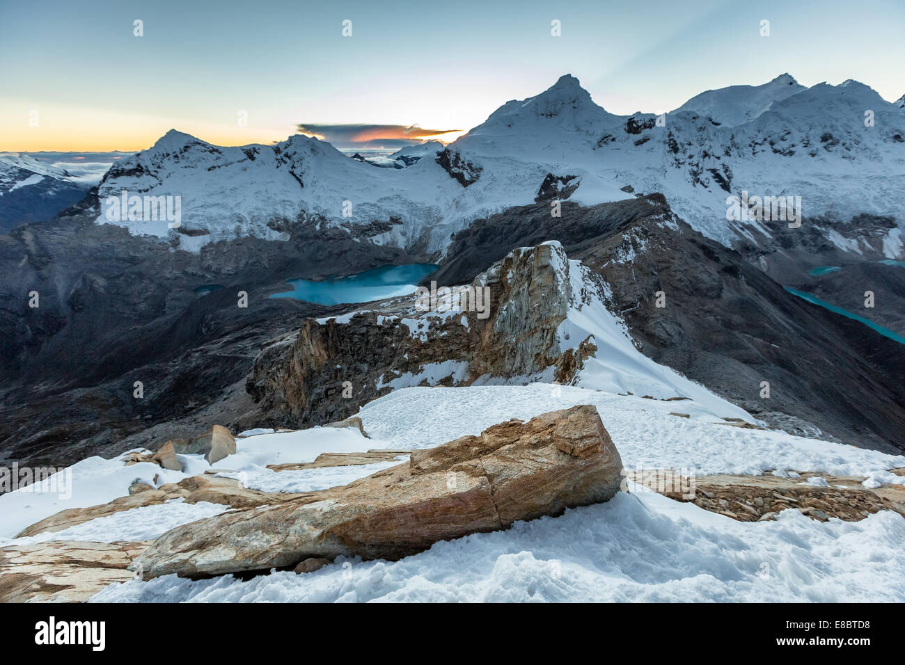 Vue depuis le sommet de l'Urus Este (5420m), vallée de l'Ishinca, Cordillère blanche, Pérou, Amérique du Sud Banque D'Images