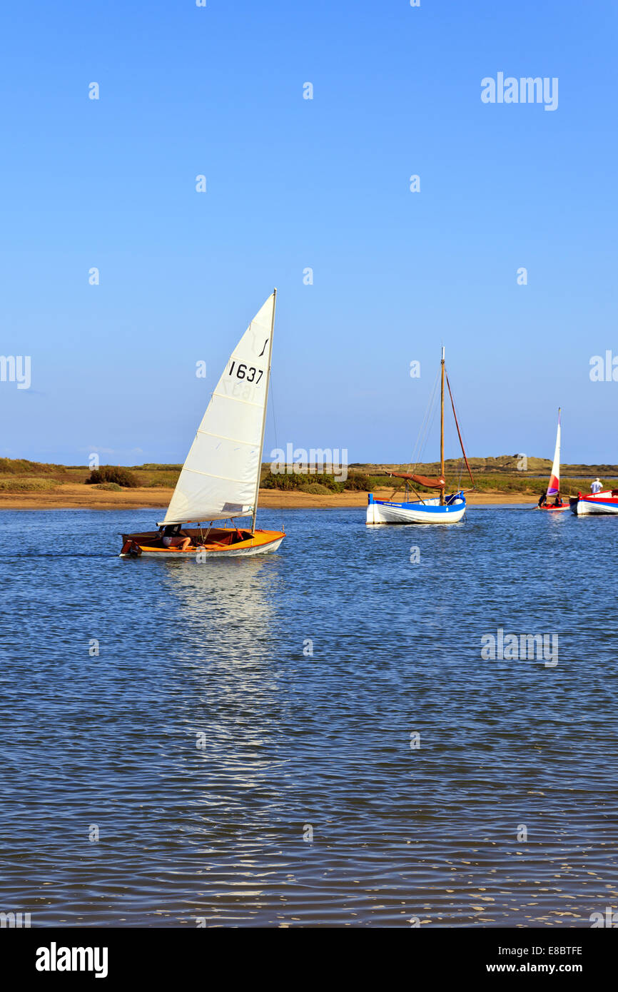 Voile Légère femme sur le ruisseau à Burnham Overy Staithe, North Norfolk Banque D'Images