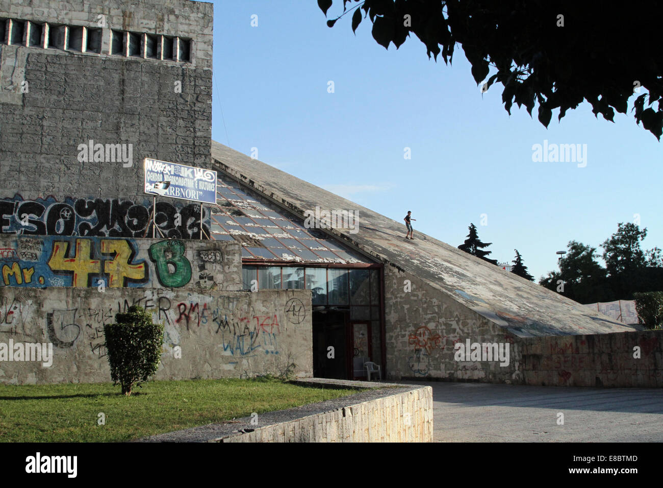 Les enfants de grimper la pente de la pyramide à Tirana, Albanie. Banque D'Images