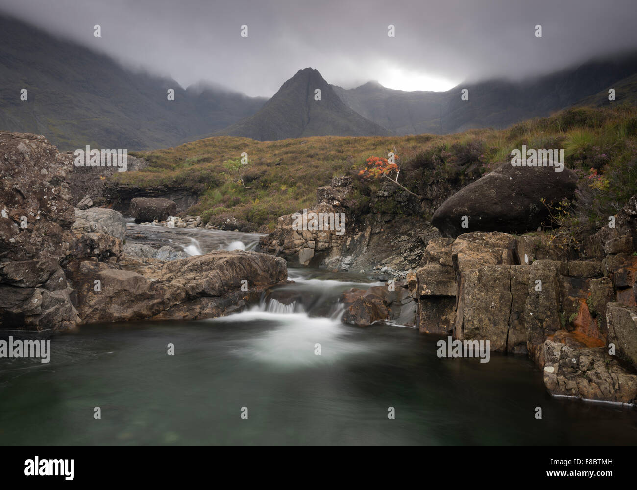 Sur la chute d' un Coco Allt" Mhadaidh, Coire na Creiche, Glen cassante, île de Skye, Écosse Banque D'Images