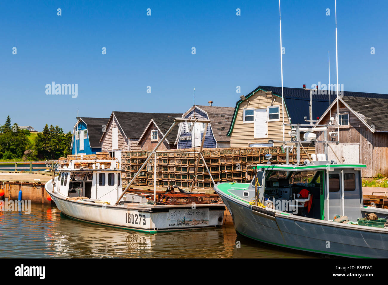 CAVENDISH, Ile du Prince-Édouard, Canada - le 15 juillet 2013 : les bateaux de pêche amarrés près des casiers à homard affiché le 15 juillet 2013 Banque D'Images