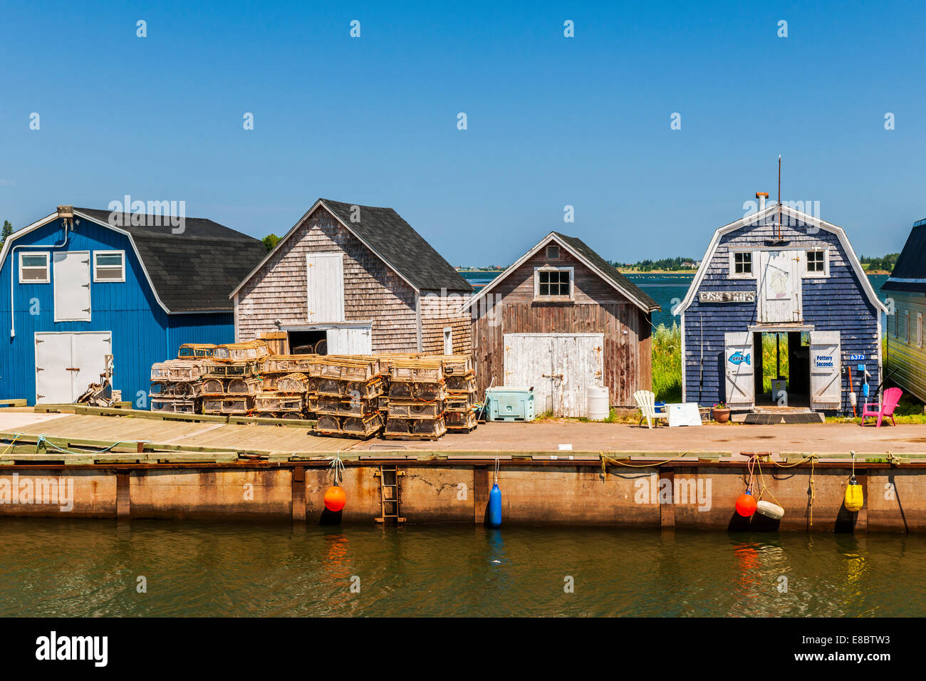 CAVENDISH, Ile du Prince-Édouard, Canada - le 15 juillet 2013 : Pêche dock avec les bâtiments et les casiers à homards affiché le 15 juillet 2013 Banque D'Images