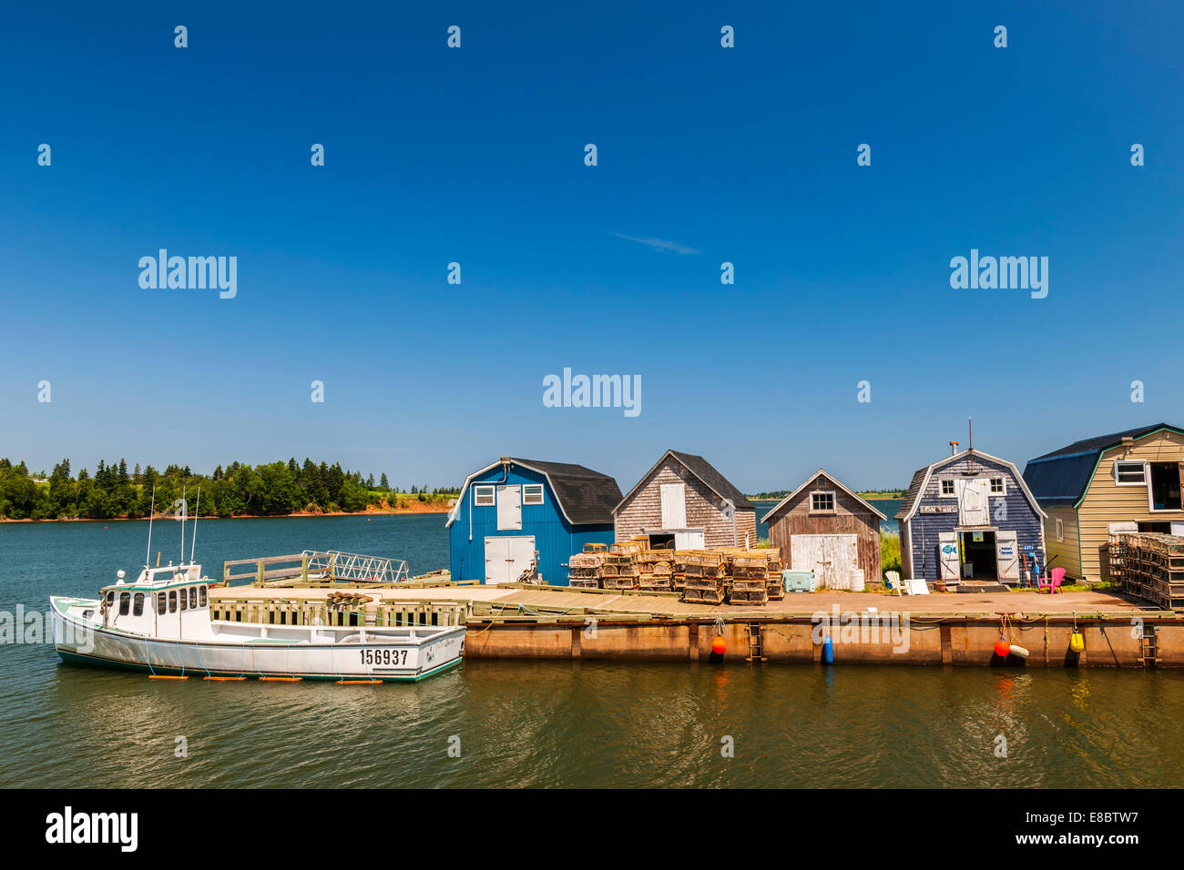 CAVENDISH, Ile du Prince-Édouard, Canada - le 15 juillet 2013 : bateau de pêche amarré près des casiers à homard illustré le 15 juillet 2013 Banque D'Images
