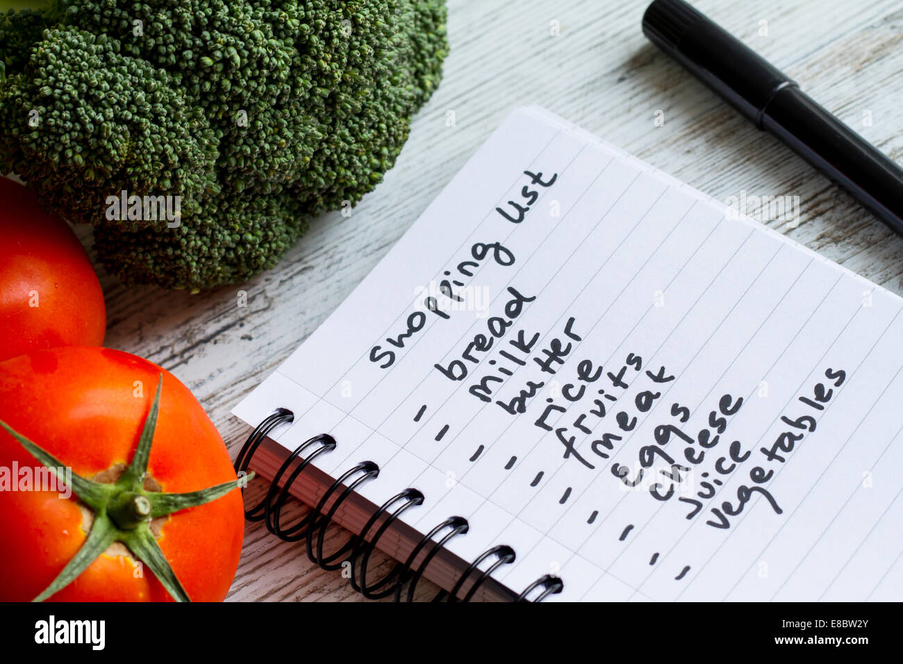 La préparation de la liste d'achat avant d'aller acheter l'épicerie. Banque D'Images