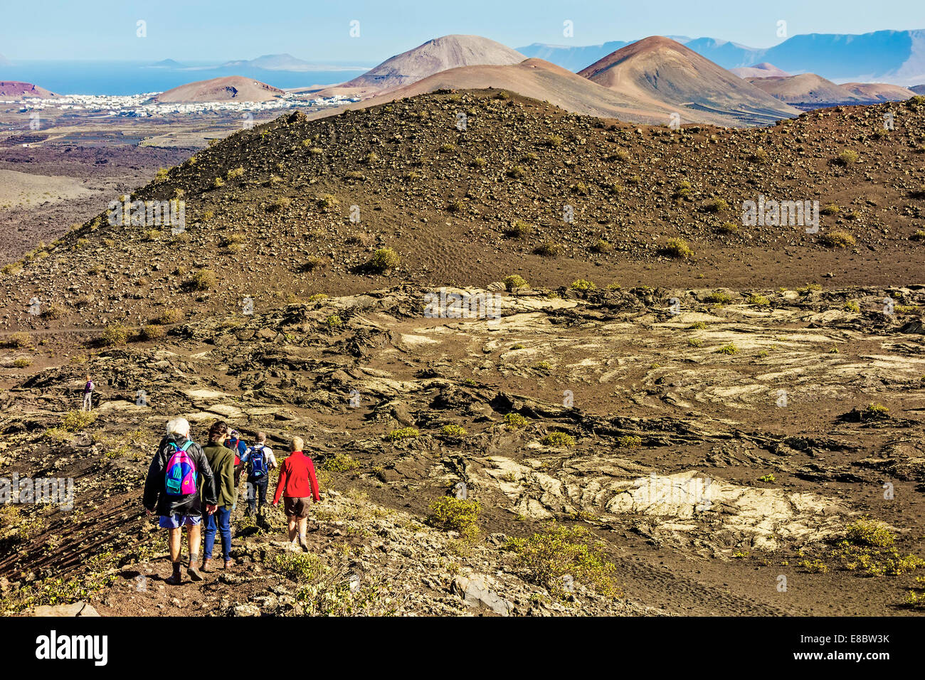 Les marcheurs Crossing paysage volcanique des îles Canaries Lanzarote Banque D'Images