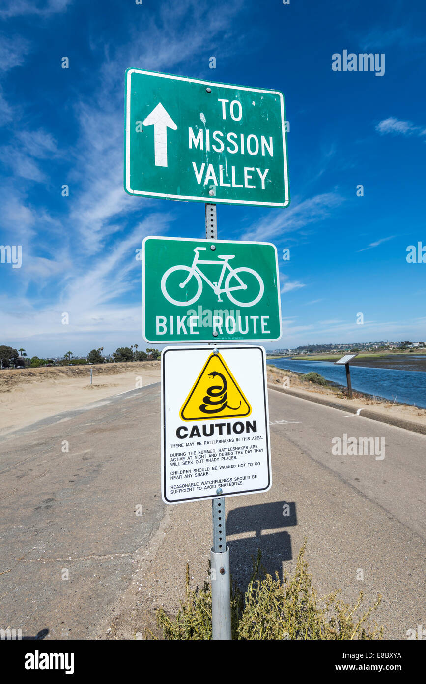 Bike route signe et rattlesnake panneau d'avertissement le long de la rivière de San Diego. San Diego, Californie, États-Unis. Banque D'Images