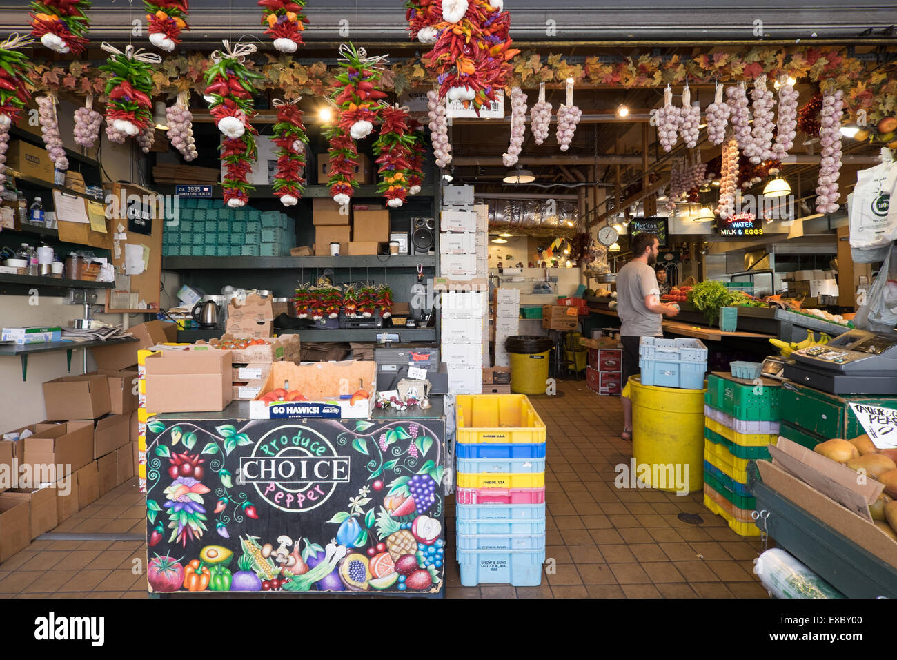 Pike's Place, sur le front de mer de Seattle, Washington est un marché public populaire et touristique. Il a ouvert ses portes le 17 août 1907. Banque D'Images