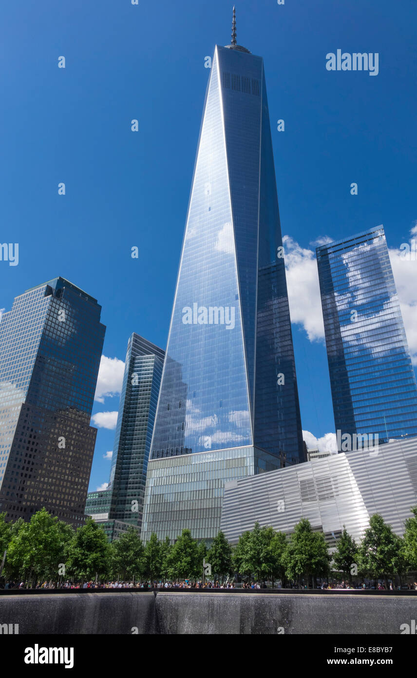 Le 9/11 Memorial et musée avec la piscine du Sud et New World Trade Center et de la tour de la liberté à d'autres tours à New York City Banque D'Images