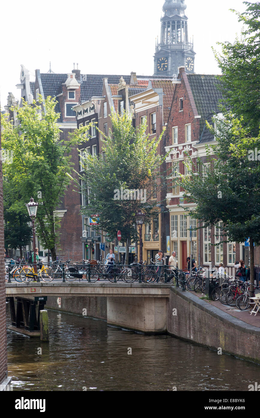 Côté canal cafés au centre d'Amsterdam, Hollande Banque D'Images