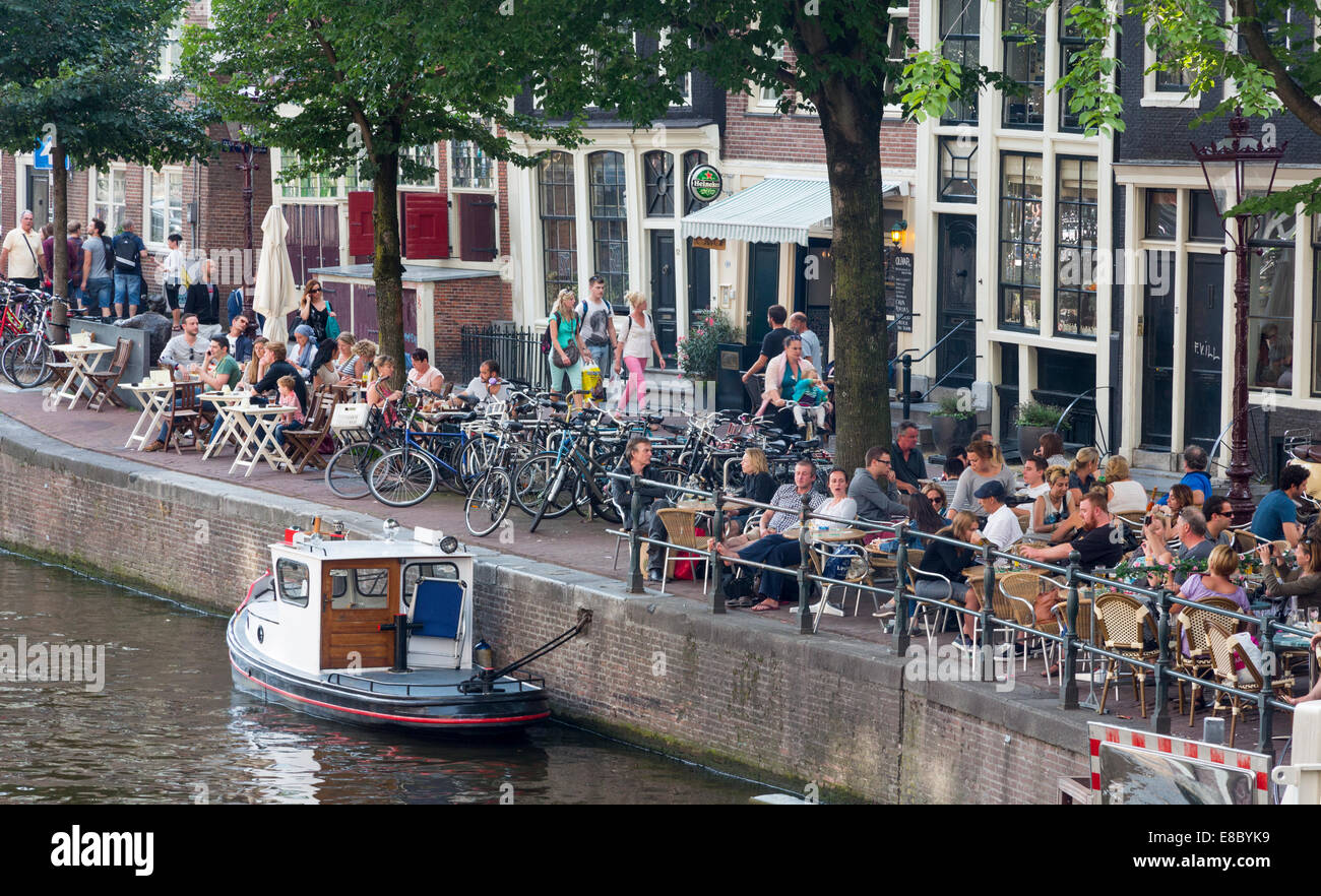 Côté canal cafés au centre d'Amsterdam, Hollande Banque D'Images