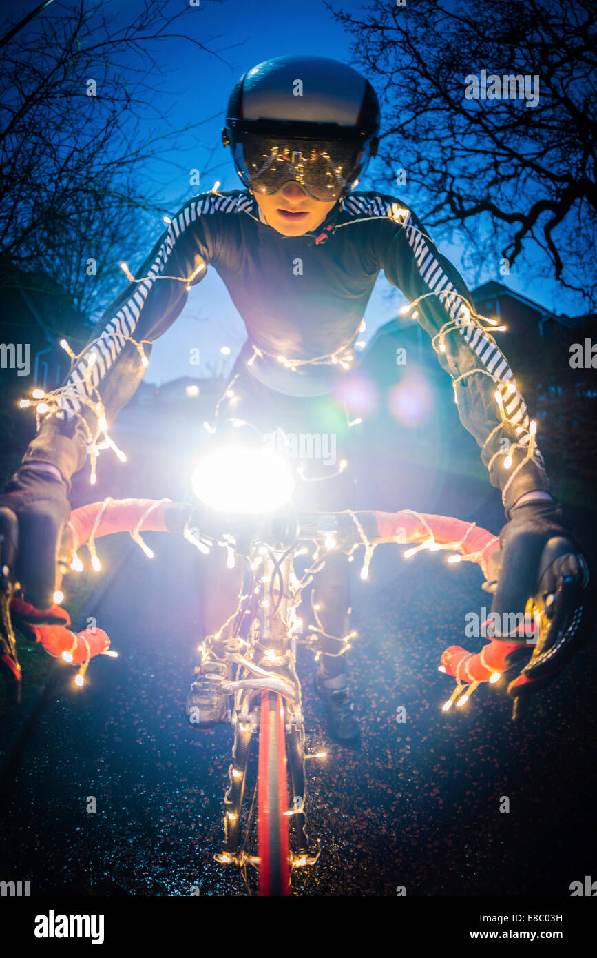 Cycliste de l'arbre de Noël avec LED éclairées de nuit. Banque D'Images