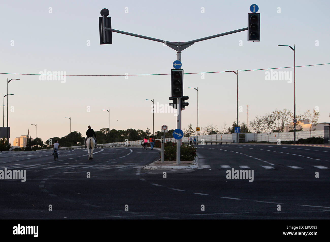 Jérusalem. 4ème Oct, 2014. Les gens de la bicyclette et le cheval sur une autoroute vide à Jérusalem pendant les fêtes juives de Yom Kippour le Oct 4, 2014. Yom Kippour, jour des Expiations juif, est un jour solennel de réflexion et de jeûne, sur lequel la plupart des automobiles ne sont pas autorisés sur les routes. © Muammar Awad/Xinhua/Alamy Live News Banque D'Images