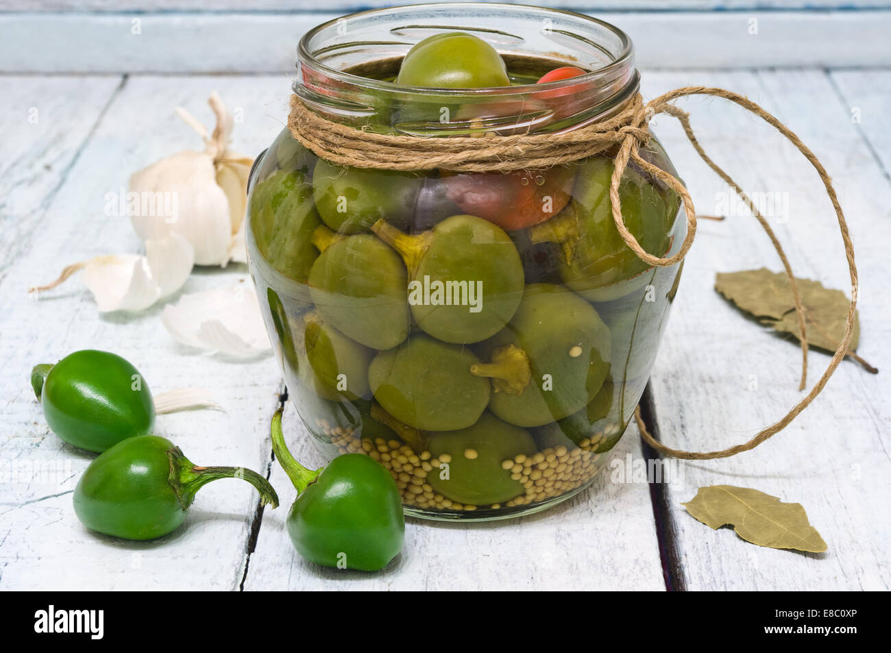 Un pot avec piments fraîchement cueillis conservés dans le vinaigre, sur une table en bois rustique Banque D'Images