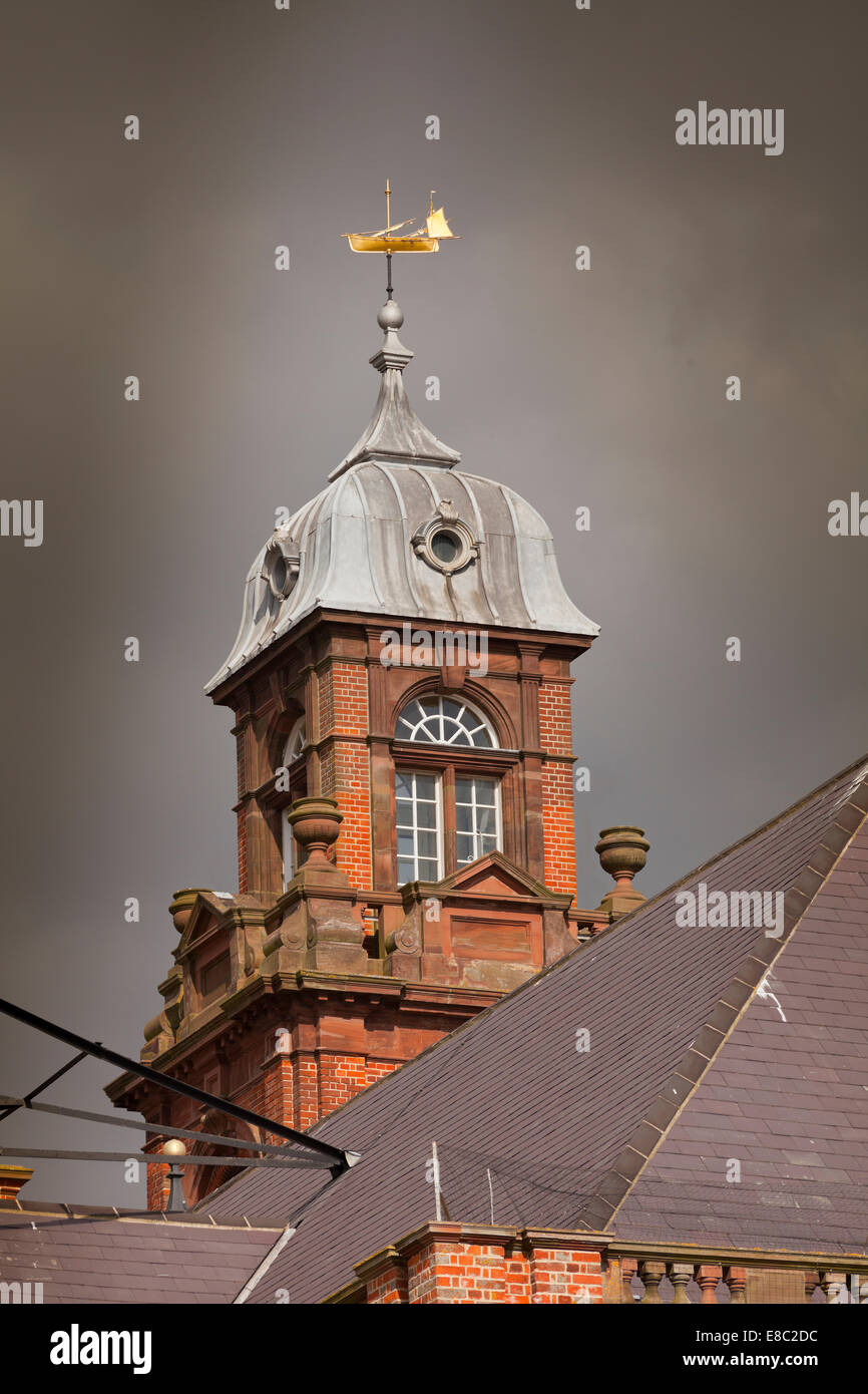 Great Yarmouth architecture historique, navire girouette, ciel d'orage. Banque D'Images