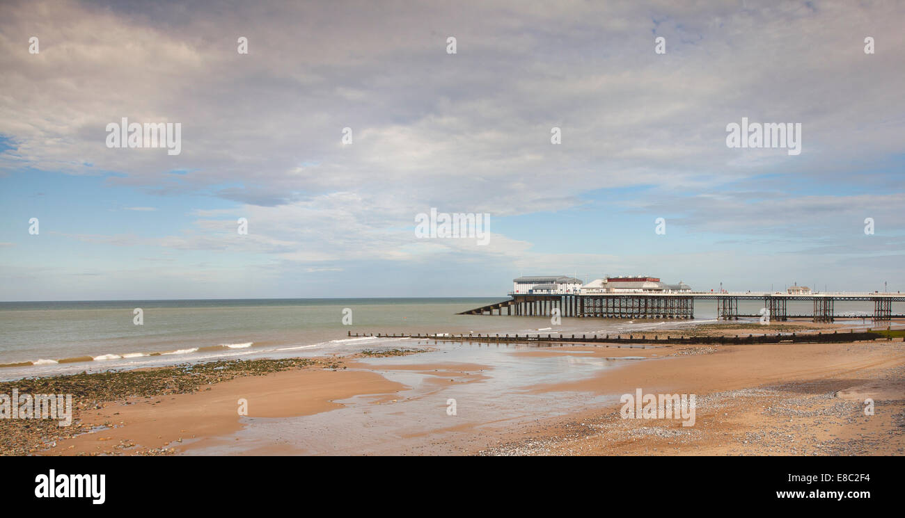 Jetée de Cromer et plage, côte nord du comté de Norfolk, au Royaume-Uni. Vue vers l'Est le long de la côte. Banque D'Images