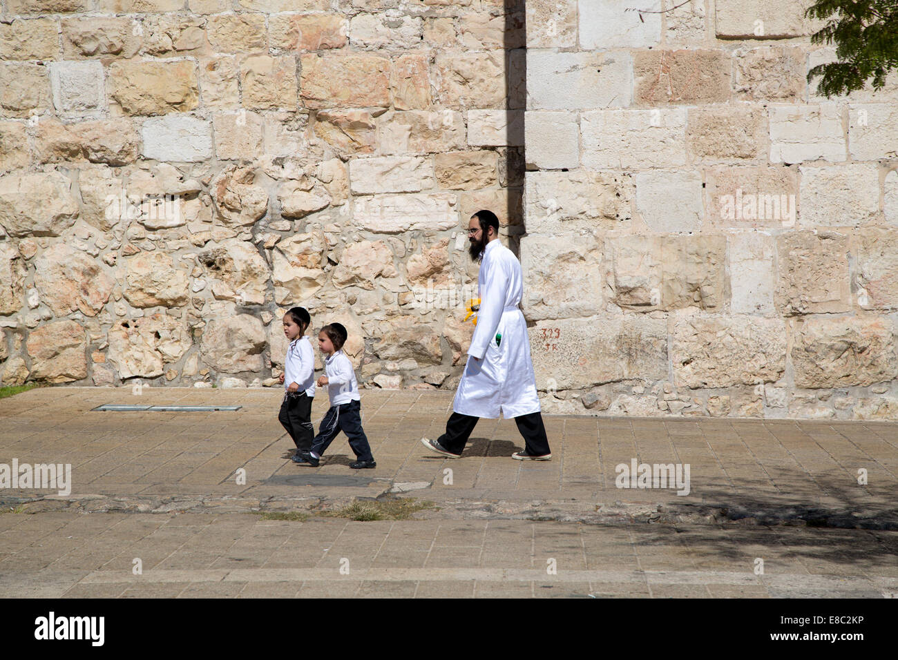 Jérusalem. 4ème Oct, 2014. Un homme juif ultra-orthodoxe et ses enfants sont en route vers le mur occidental dans la vieille ville de Jérusalem pour prier pendant Yom Kippour le Oct 4, 2014. Yom Kippour, jour des Expiations juif, est un jour solennel de réflexion et de jeûne, sur lequel la plupart des automobiles ne sont pas autorisés sur les routes. © Yang Zhiwang/Xinhua/Alamy Live News Banque D'Images