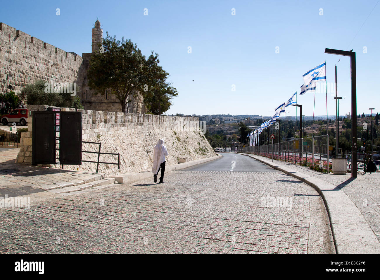 Jérusalem. 4ème Oct, 2014. Un homme marche sur une autoroute vide à l'extérieur de la vieille ville de Jérusalem pendant Yom Kippour le Oct 4, 2014. Yom Kippour, jour des Expiations juif, est un jour solennel de réflexion et de jeûne, sur lequel la plupart des automobiles ne sont pas autorisés sur les routes. © Yang Zhiwang/Xinhua/Alamy Live News Banque D'Images