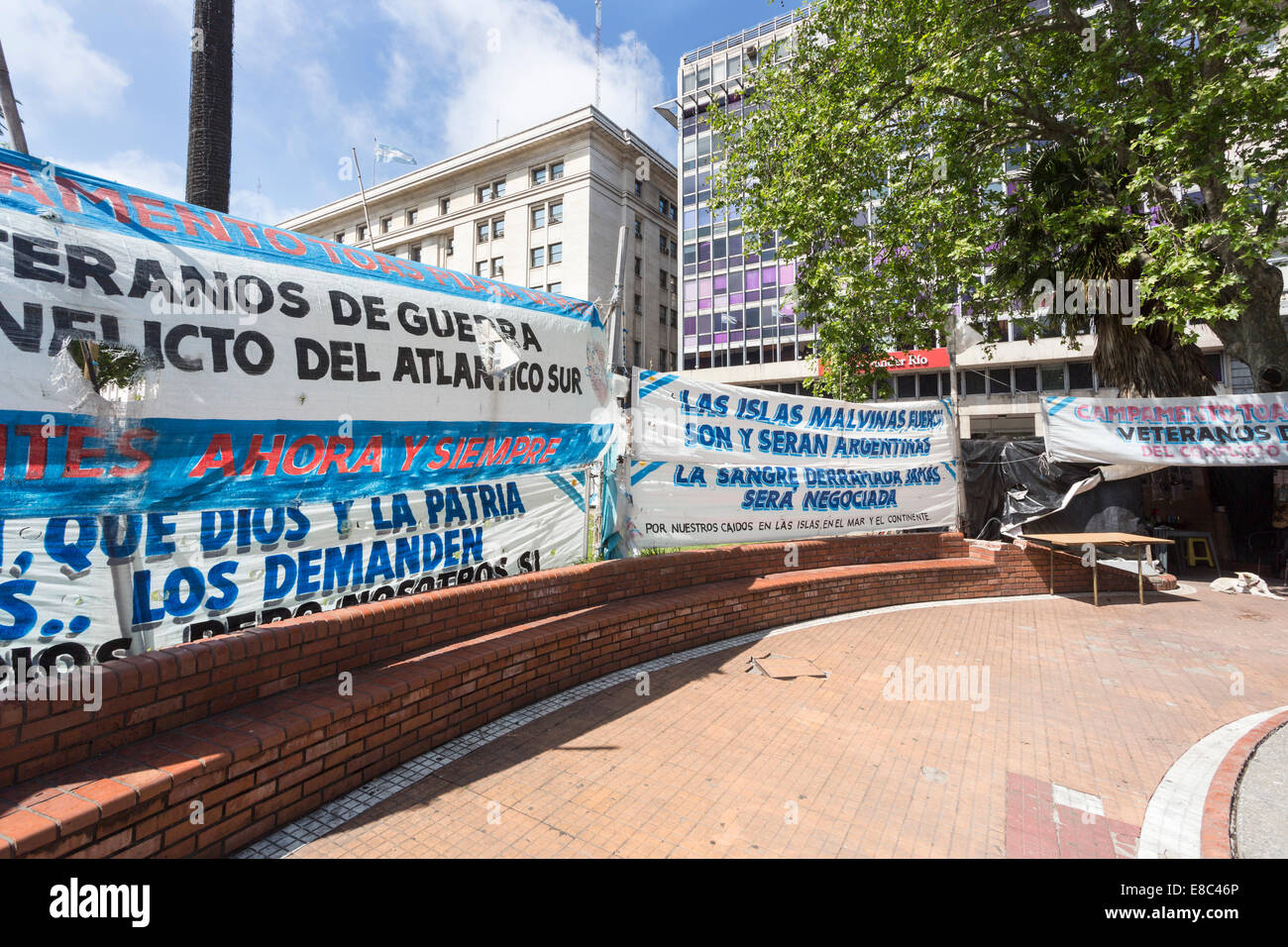 Des bannières réclamant Las Malvinas, soutenir les anciens combattants de la guerre des Malouines, la Plaza de Mayo, le centre-ville de Buenos Aires, Argentine Banque D'Images