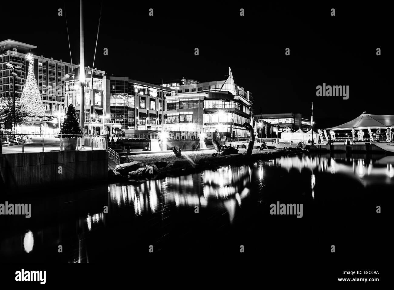 Bâtiments le long de la rivière Potomac waterfront de nuit, à National Harbor, Maryland. Banque D'Images