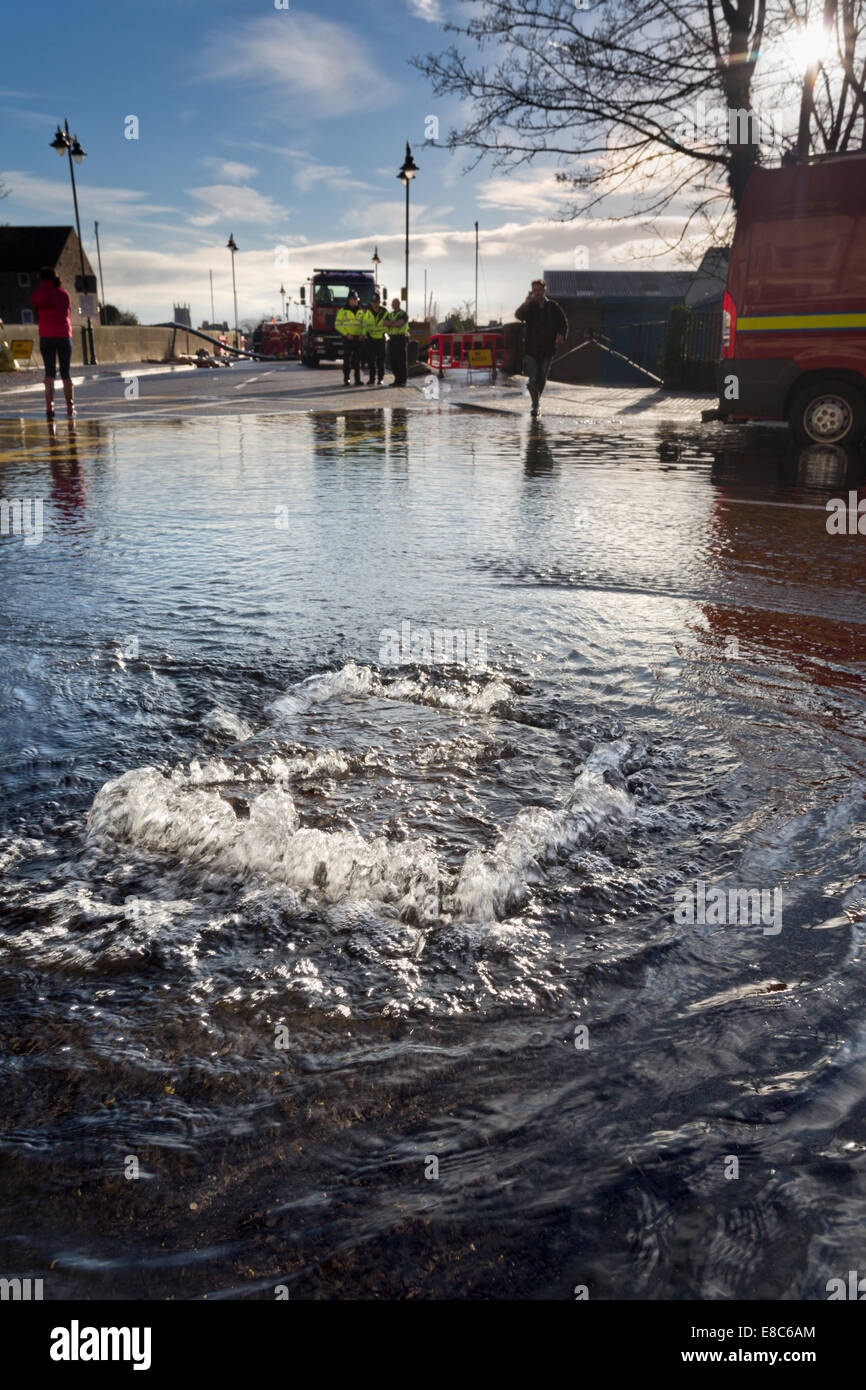 L'eau des inondations jusqu'à bulles l'écoulement des eaux dans la région de Malton, North Yorkshire, Angleterre Banque D'Images