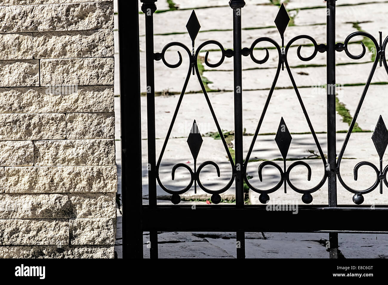 Mur d'ornement décoratif avec conseils et marbré une barrière métallique. Banque D'Images