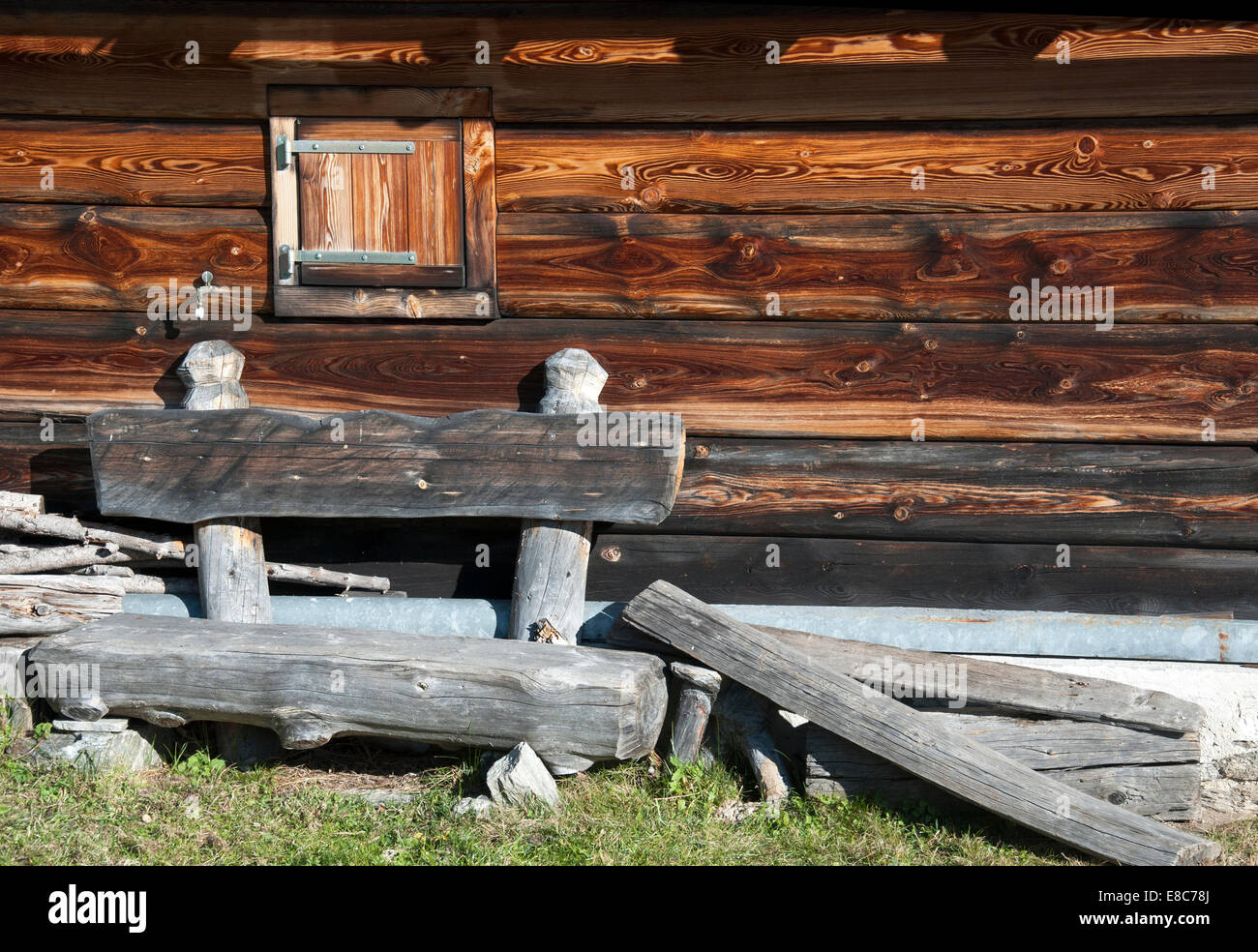 Détail d'un chalet en bois dans les Alpes Banque D'Images