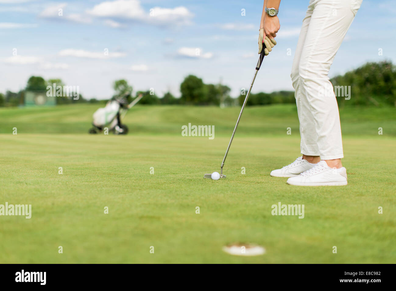 Young woman playing golf Banque D'Images