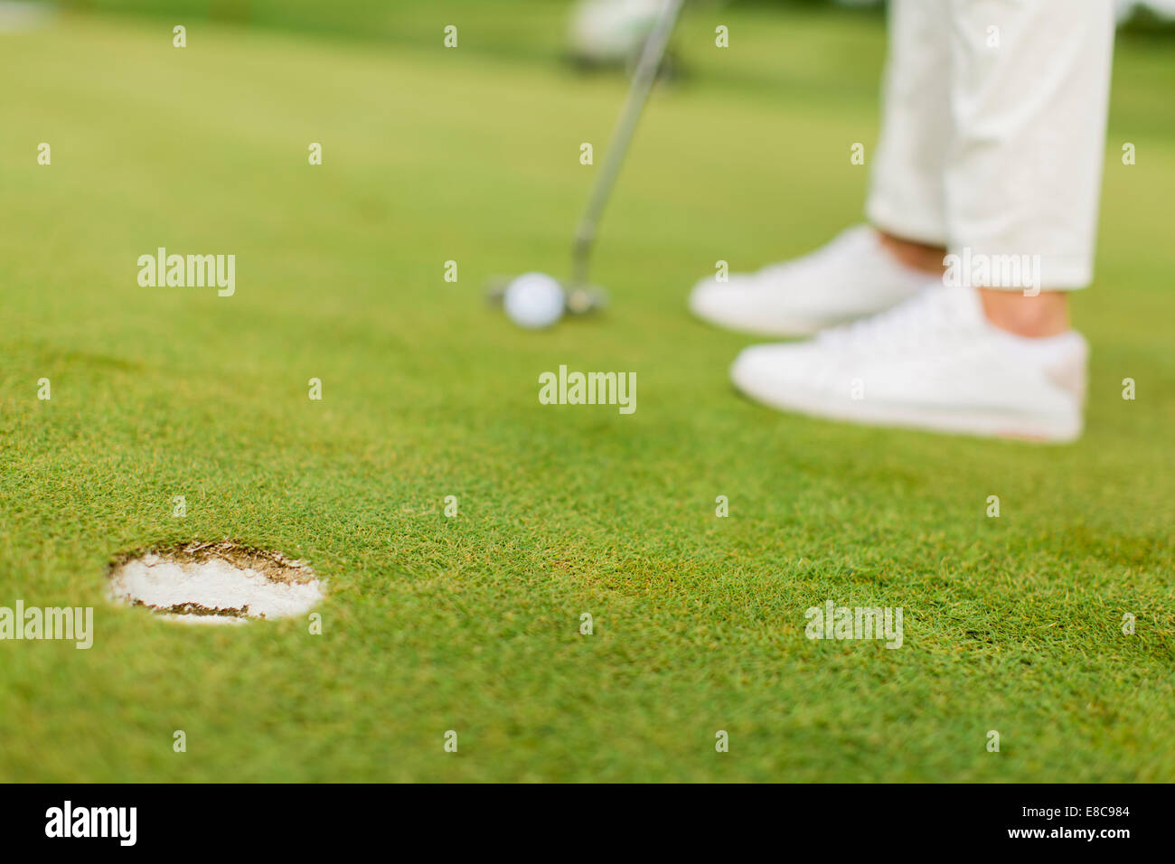 Young woman playing golf Banque D'Images