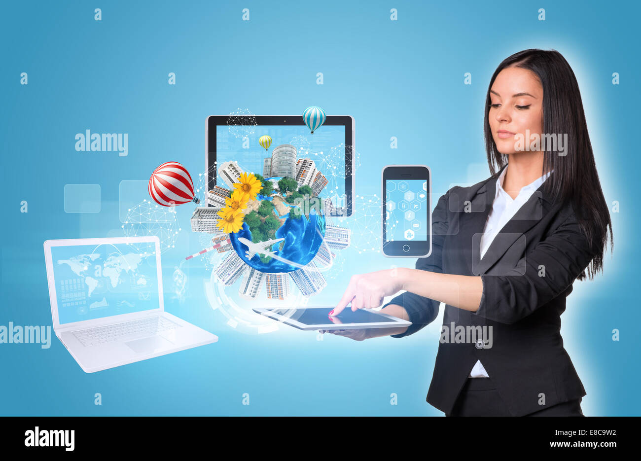 Les femmes utilisant la tablette numérique et de la terre avec l ...