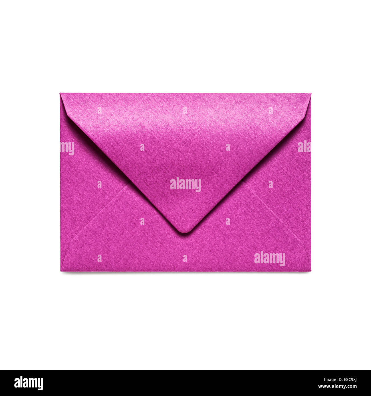 Enveloppe rose isolé sur fond blanc. Objet Avec clipping path Banque D'Images