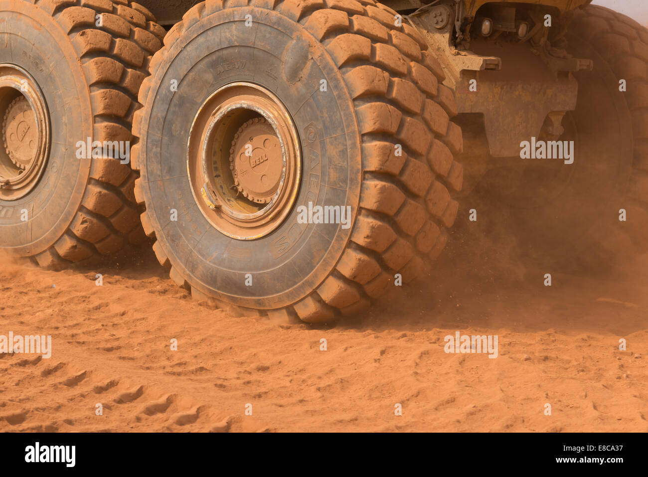 Pneus à l'arrière d'un camion minier coup de pied la poussière dans une grande mine de cuivre à ciel ouvert d'Afrique. Banque D'Images