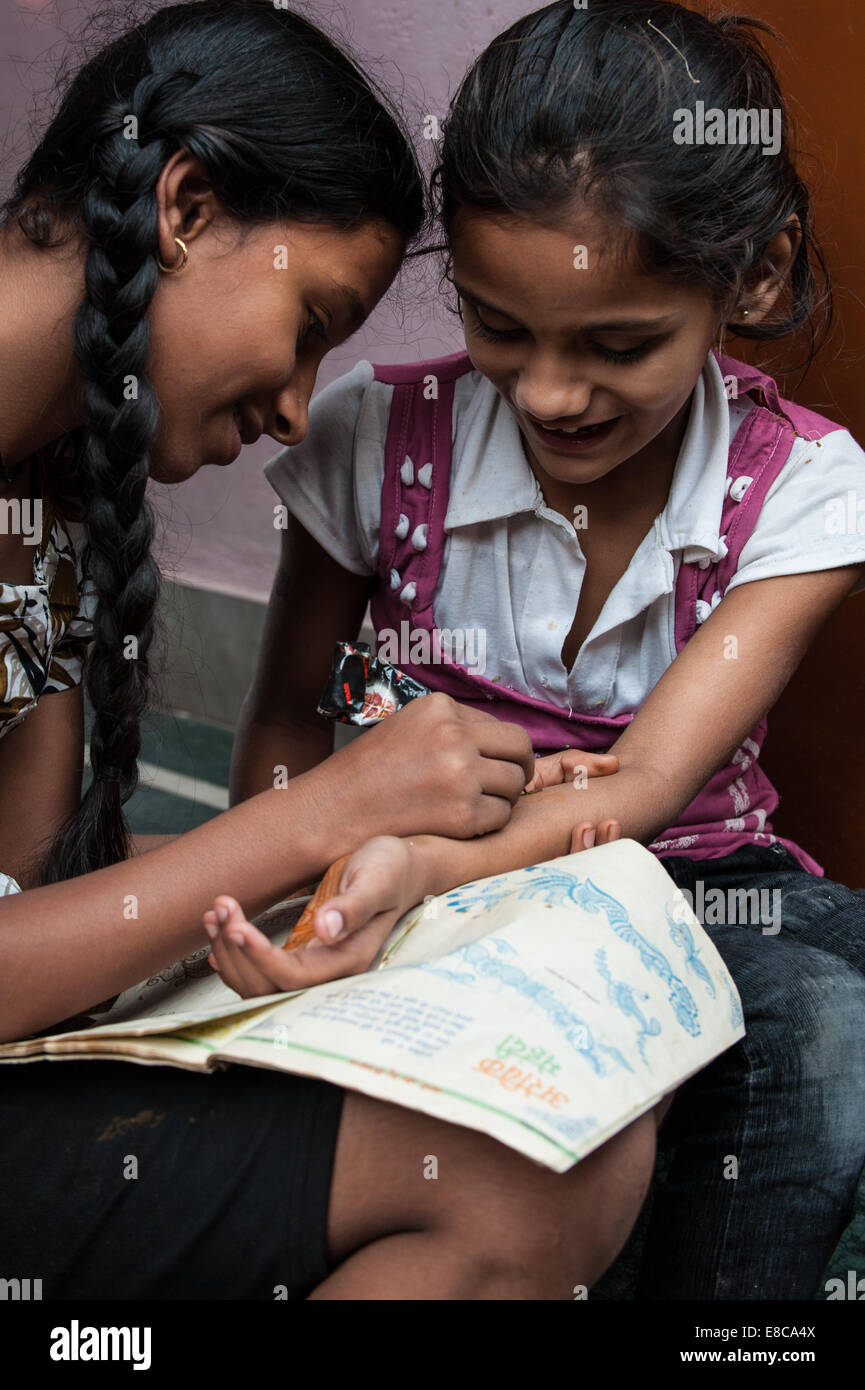 Deux petites filles indiennes jouant dans les tatouages au henné avec Banque D'Images