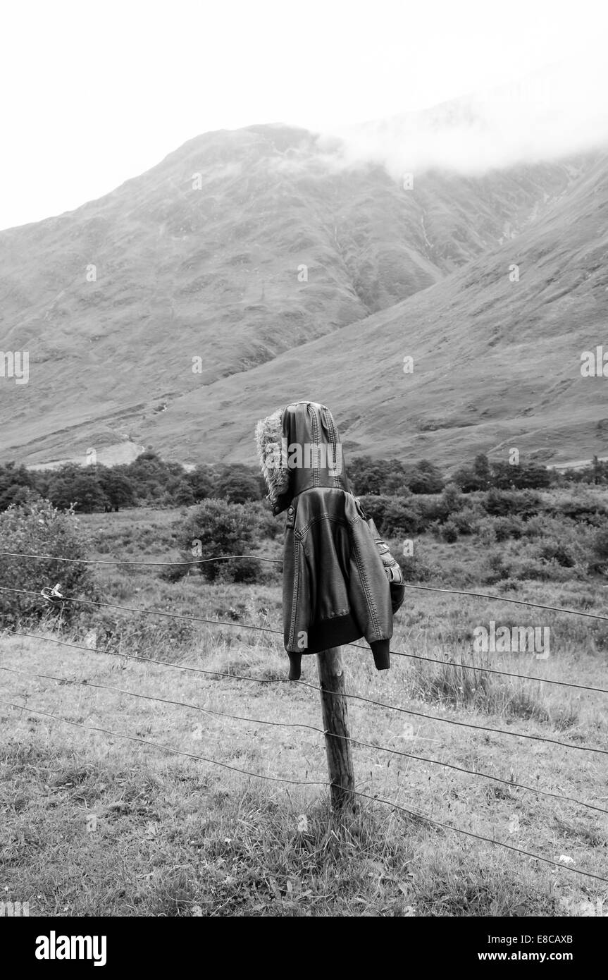 Veste en cuir vintage qui pèsent sur un poteau de clôture dans les highlands Banque D'Images