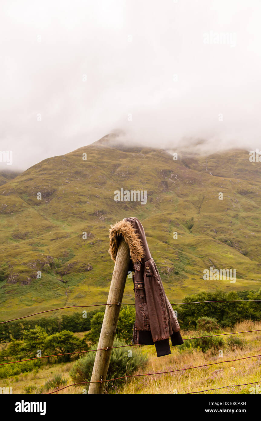 Veste en cuir vintage qui pèsent sur un poteau de clôture dans les highlands Banque D'Images